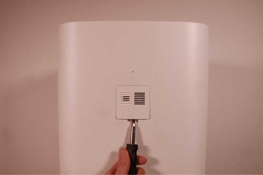 Сенсорная заслонка воздухоочистителя Xiaomi Mi Air Purifier Pro H открывается с помощью отвертки.